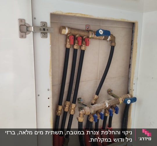 צינורות מים עם ברזים בארון פתוח